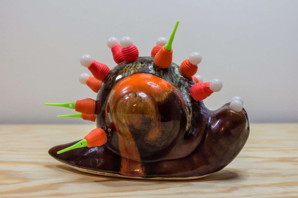 Harley David snail on the grass, 2022. Assemblage caoutchouc, céramique, pelouse artificielle, plastique. ©T.B.