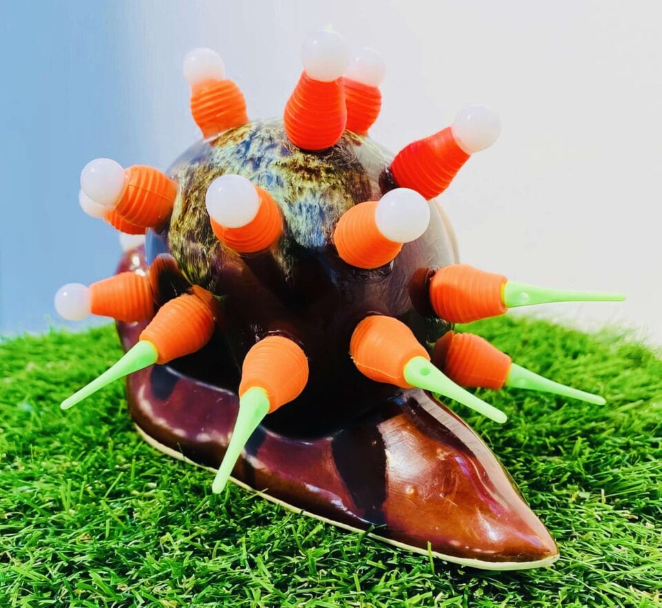Harley David snail on the grass, 2022. Assemblage caoutchouc, céramique, pelouse artificielle, plastique.