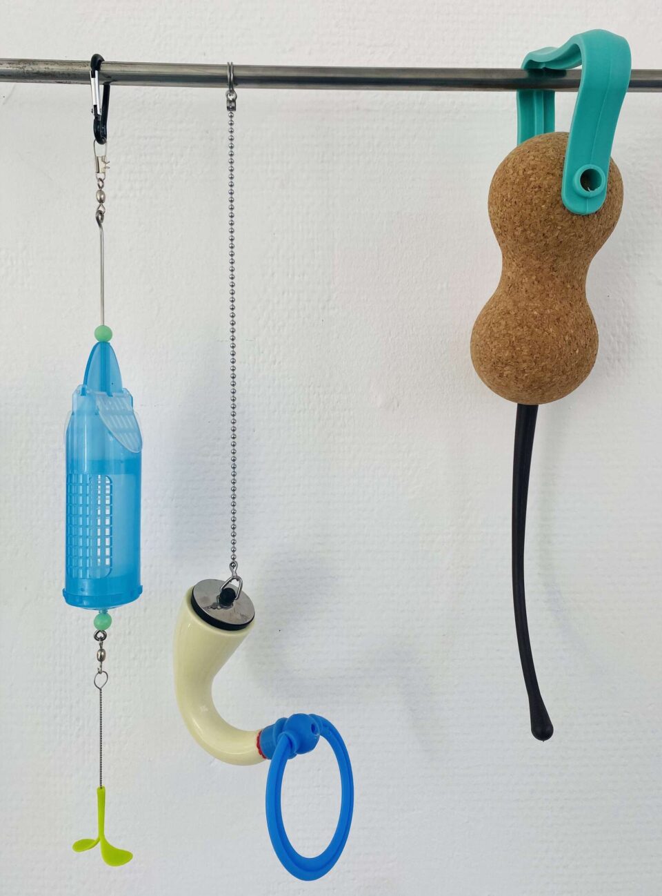 Installation Shower head, 2023. Assemblage bois, caoutchouc, métal, plastique