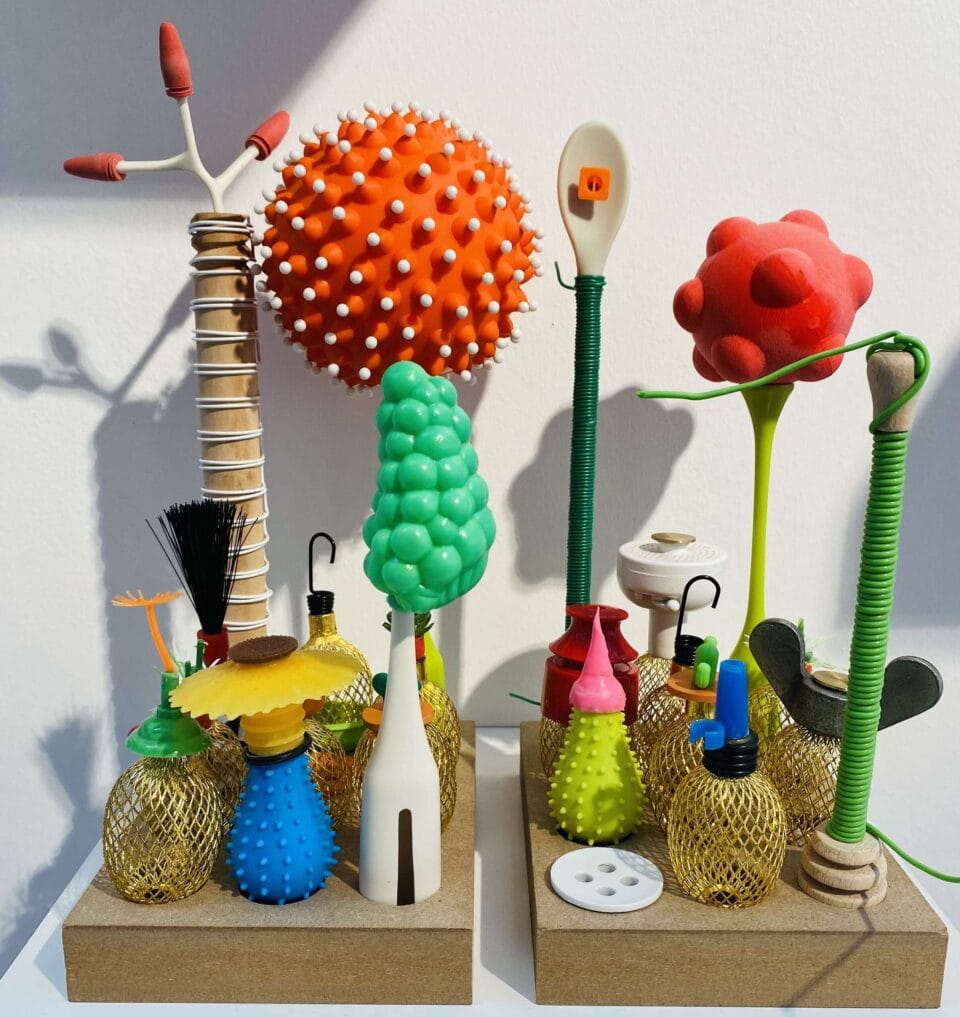 Canopée, 2022. Assemblage caoutchouc, bois, épingles, métal, plastique.